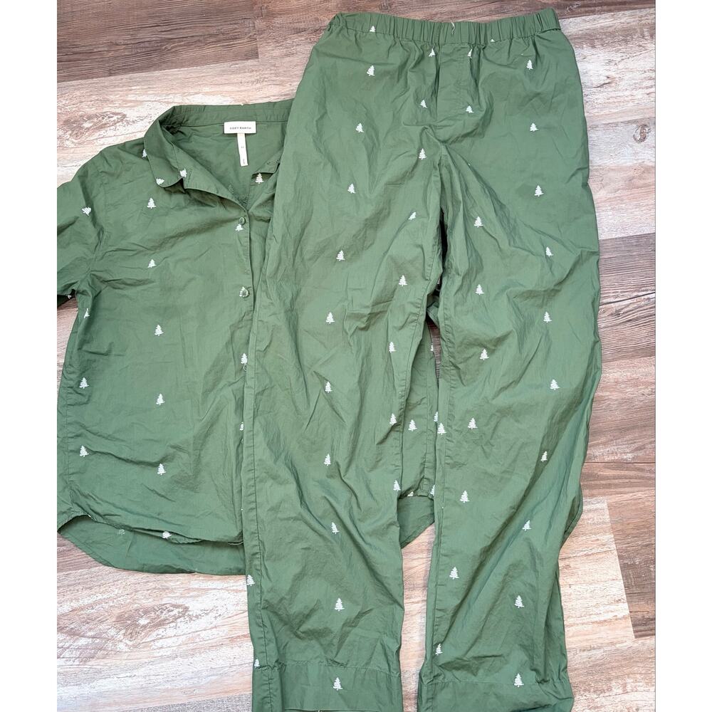 Cozy Earth pajama set featuring an embroidered tree pattern sz XS